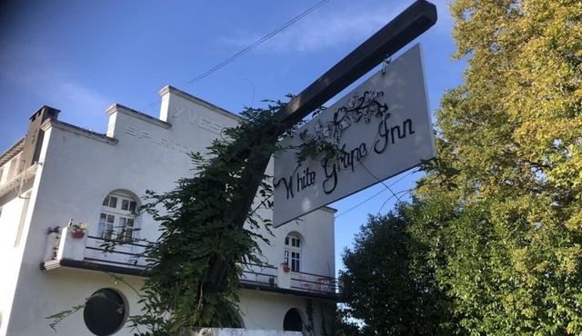 5 Bedroom house w/pool, living room, kitchen. Family and Pet friendly!