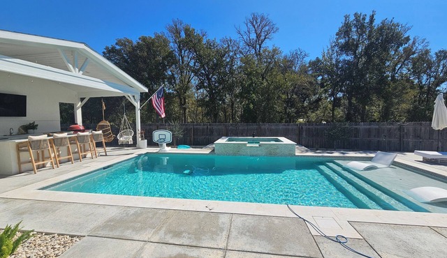 5-bedroom house in lovely New Braunfels with pool/spa and outdoor kitchen