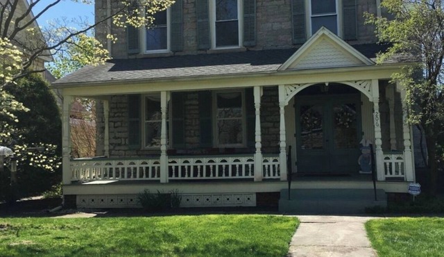 5-bedroom house in Bellevue with king beds. Near Cedar Point & Lake Erie