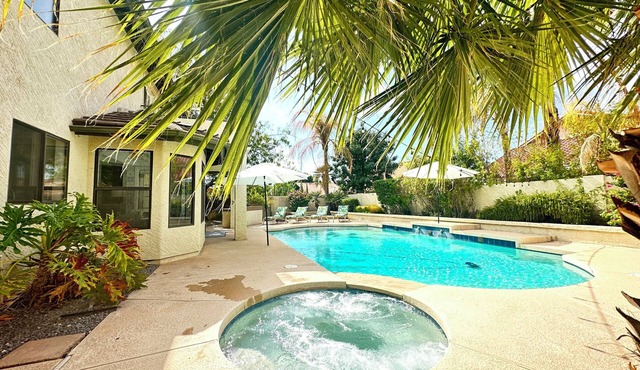 5 bedroom house in Val Vista Lakes with large yard