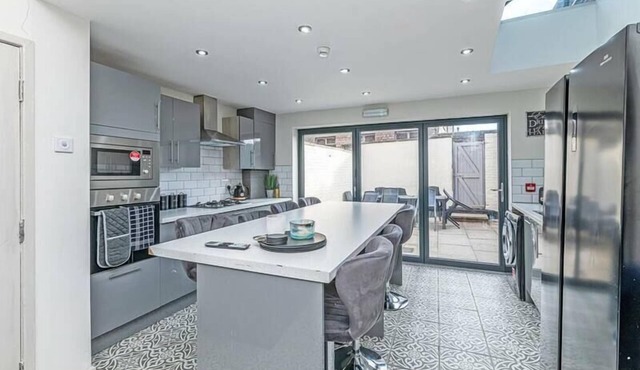 5 Bedroom House - Thirlmere Road