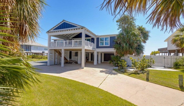 5-bedroom house in charming Alligator Point with a Pool. Beachfront and Bayfront