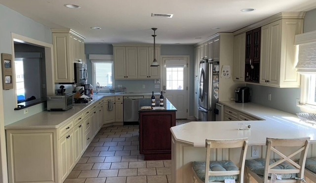 5 Bedroom house walking distance to beach and town