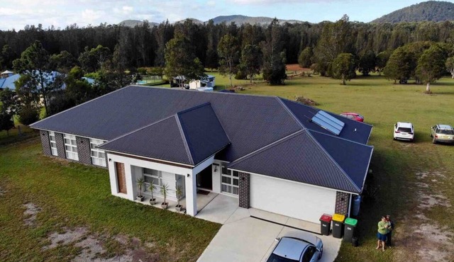 5 bedroom house with access to a river lots of space