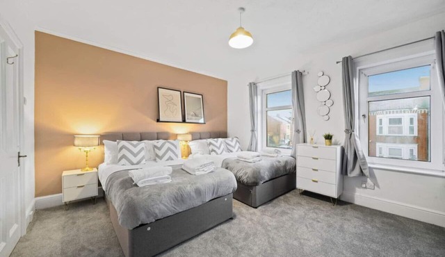 5 Bedroom House with Parking, Smart TVs & Garden