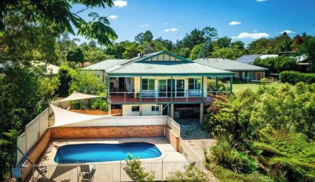 5 Bedroom house with a pool, deck and amazing view