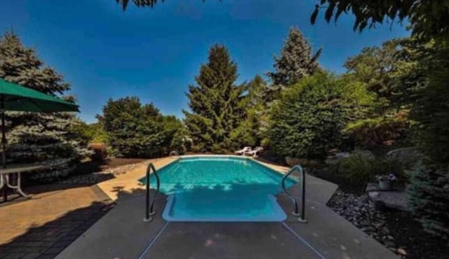 5 bedroom house with HEATED pool and game room