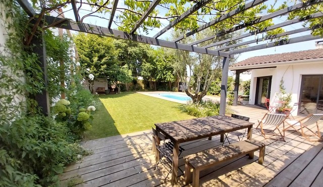 5-bedroom house with pool in Bordeaux.