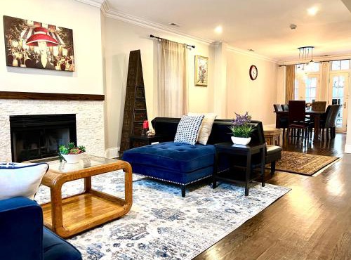 5 Bedroom Huge House in Best Location Parking Fireplace Back Yard