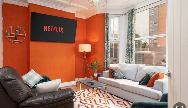 5 Bedroom in-Birkenhead Wirral-Free Parking-Free Internet and work place