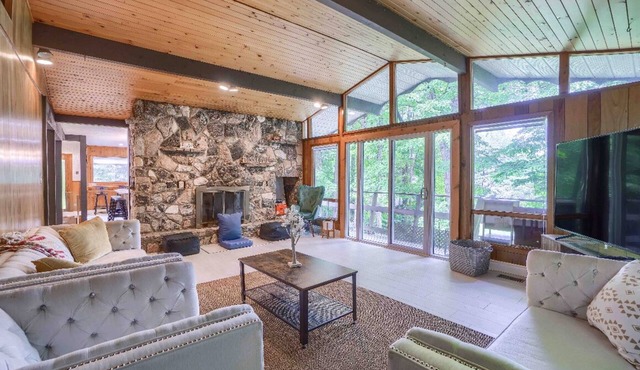 5 Bedroom Kawartha Lakes Cottage - lake and mini beach access!