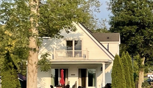 5 Bedroom Lake House on quiet street, walk to town