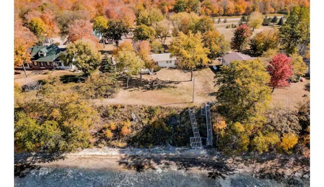 5 Bedroom Lake Retreat On Deer Lake