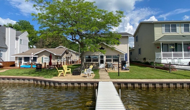 5 bedroom Lakefront Home For Relaxing and Entertaining with pontoon.