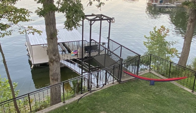 5 bedroom lakefront home private dock. perfect for families & fishermen