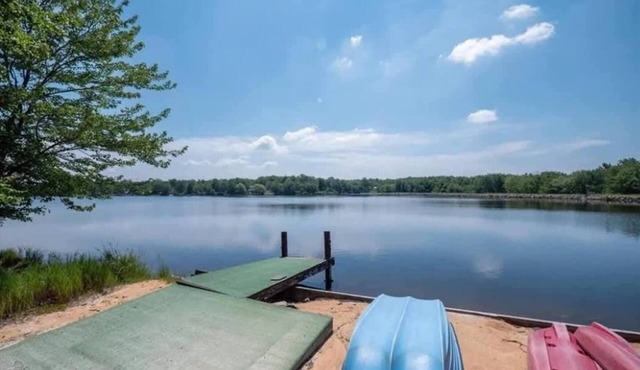 5-Bedroom Lakefront, private beach wifi AC boat & kayaks near ski, casino
