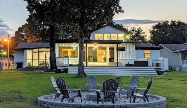 5 bedroom lakefront, hot tub, fire pit, movie room