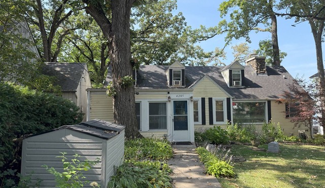 5-bedroom Lakefront Getaway on Private Wonder Lake – Sleeps 12