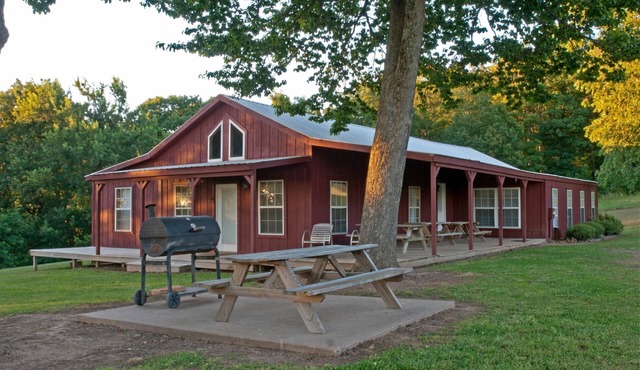 5-bedroom lodge near Ozark National Forest and Lake Fort Smith state park.