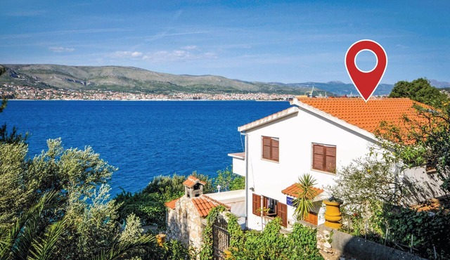 5 bedroom lovely home in Okrug Donji