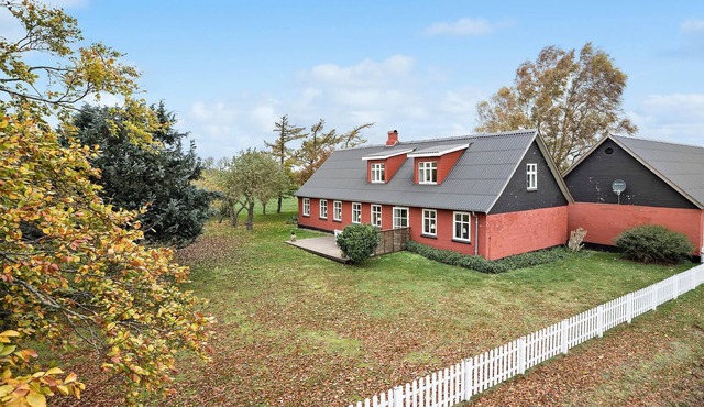 5 bedroom lovely home in Aakirkeby