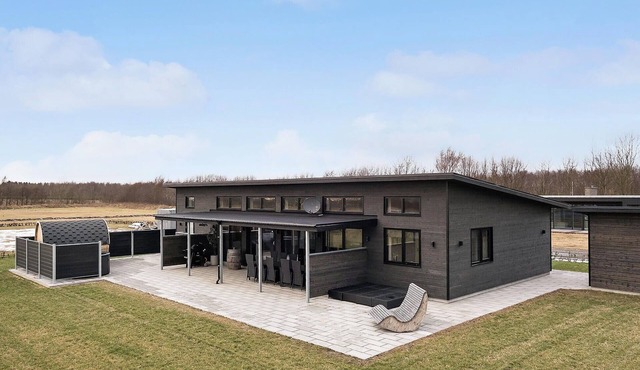 5 bedroom lovely home in Hadsund