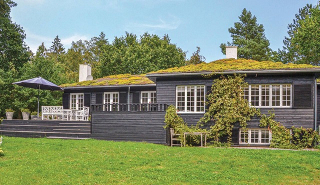 5 bedroom lovely home in Hornbæk