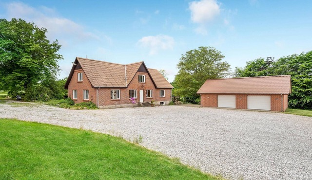 5 bedroom lovely home in Grenaa