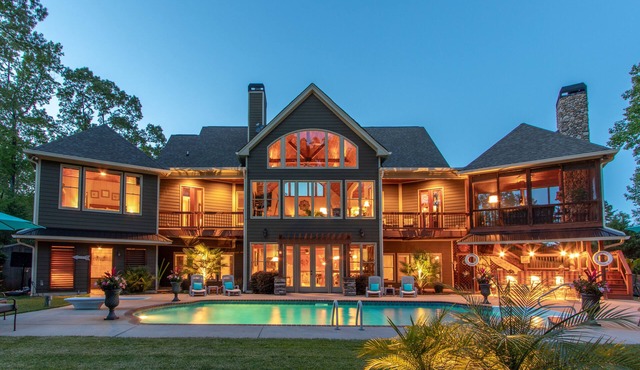 5 Bedroom Luxury Retreat -Pool, 2-Story Boat Dock, Game Room, Tikki Bar, Privacy