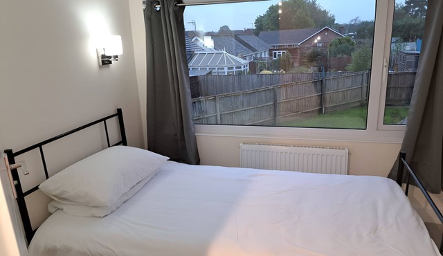 5 BEDROOM MODERN, CHALET-STYLE BUNGALOW IN CALNE, ENTIRE HOME.