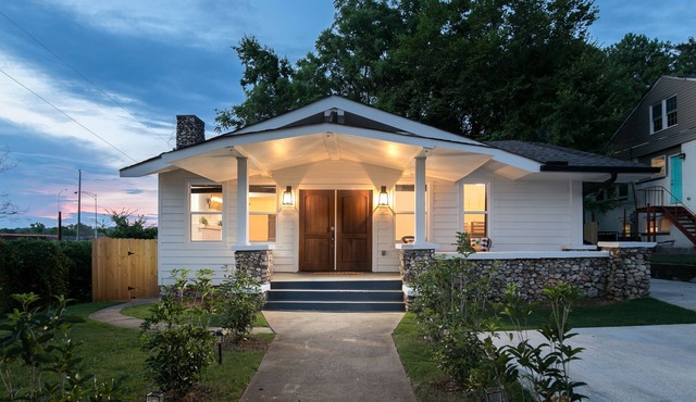 5 Bedroom Modern Farmhouse mins from Downtown