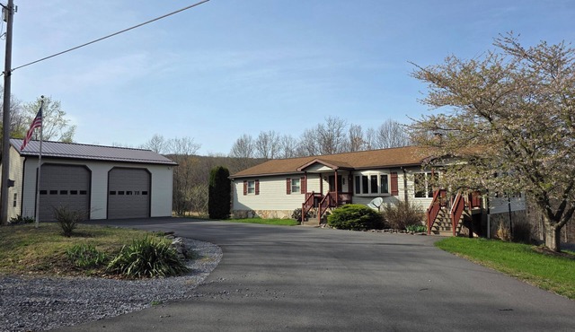 5-bedroom Mountain Home with AC & Hot Tub on 80 acres close to Raystown Resort.