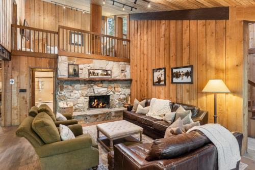5 BEDROOM, MOUNTAIN VIEWS, SOUNDS OF STREAM, LARGE DECK, HOT TUB, CLASSIC SUNDANCE CABIN