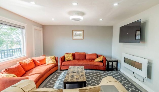 5 Bedroom newly renovated townhouse 2 min from hwy1 and 2 and 10 min from dt.