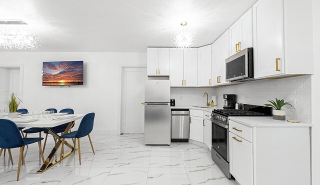 5 Bedroom, no steps, Huge outdoor space, by train!