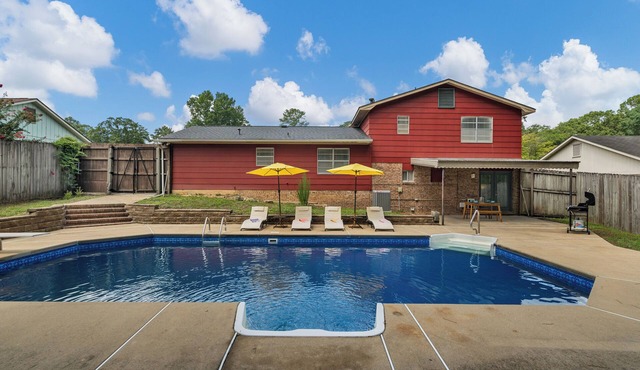 5 Bedroom Paradise Escape with Huge Pool, BBQ, Arcade and Playsetnn