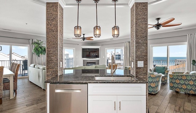 🏖️ 5 Bedroom Penthouse Ocean Views, Renovated, Pool, Stunning Ocean Views🏖️