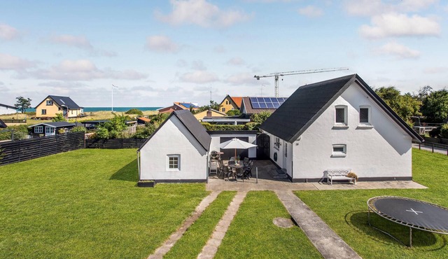 5 bedroom pet friendly home in Strandby