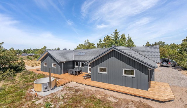5 bedroom pet friendly home in Rømø
