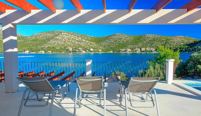 5 bedroom pet friendly home in Lastovo