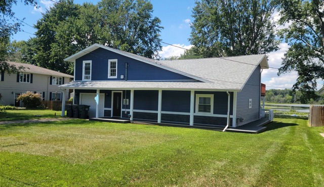 5-Bedroom Pickerel Lakefront Getaway Sleeps 12 , Hot Tub Game Room Kayaks