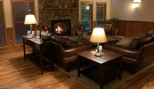 5 bedroom Pocono paradise - blocks from lake Wallenpaupack