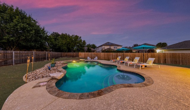5 Bedroom ~Pool ~River Float ~Large Yard, near New Braunfels & S.A.