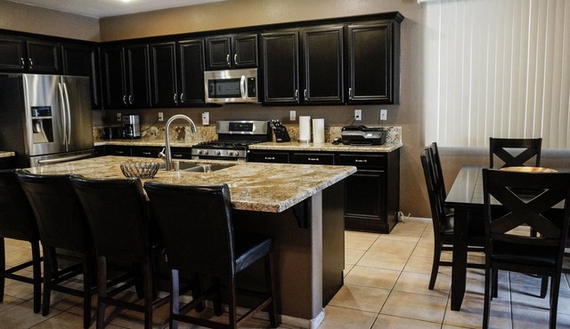 5 Bedroom, Pool Table, Pool/Spa, 8.2 miles to Las Vegas Strip & 13.2 to airport