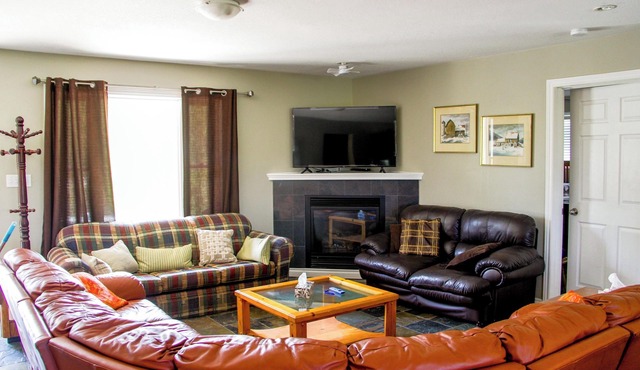 5 Bedroom, Quiet, family retreat on beautiful Bruce Peninsula. game/rec room!