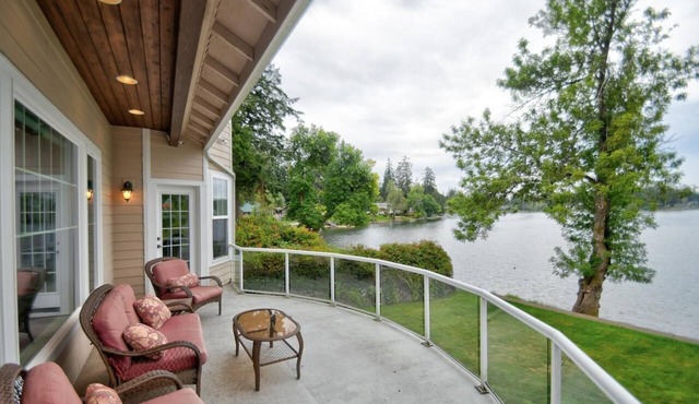 5-bedroom resort in charming Shelton w 80 feet of lake front, events possible.