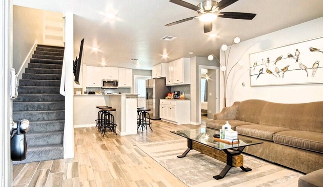5-Bedroom Retreat- Hottub- Full Kitchen