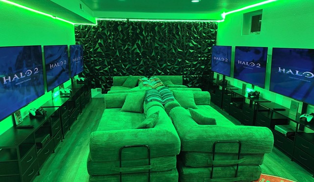 5 Bedroom Retro LAN party house