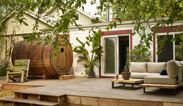 5 bedroom Rustic Farmhouse w acres of solitude, close to Niagara & Wine Country