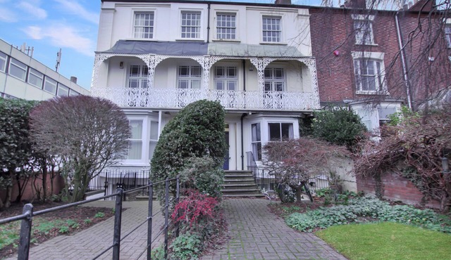 5 bedroom (sleeps 10) Northampton town house